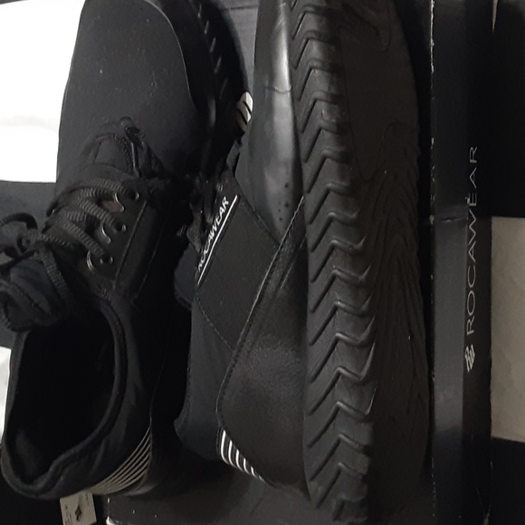 A black size 11 rocawear walking shoe in good condition ready for the with box - Picture 3 of 6